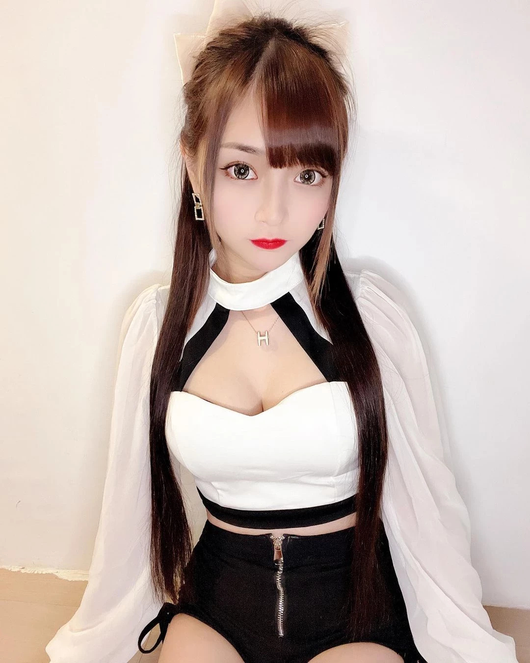 大眼正妹“小洋榛”纤腰让网友受不了 美肌太吸睛！ [10P]